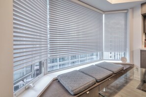 Suite Deluxe | Zona de estar | Smart TV de 50 pulgadas con canales digitales, Netflix