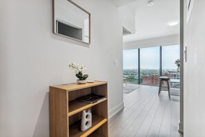 Suite Confort | Zona de estar | Smart TV de 50 pulgadas con canales digitales, Netflix