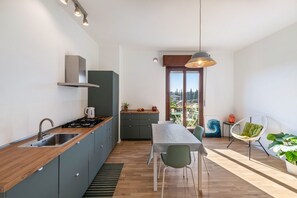 Kühlschrank, Herdplatte, Geschirrspüler, Kochgeschirr/Geschirr/Besteck