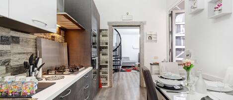 Kjøleskap, mikrobølgeovn, ovn og kokeplater