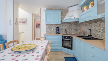 Fridge, oven, stovetop, coffee/tea maker