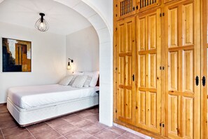 4 bedrooms, iron/ironing board, free WiFi, bed sheets