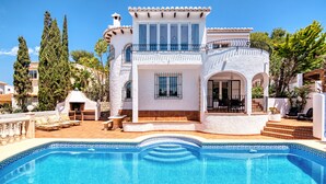 A large house with a swimming pool, a balcony, and a patio area. - Villa 'Casa Crystal' with Mountain View, Wi-Fi and Air Conditioning (Javea)