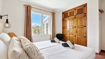 4 bedrooms, iron/ironing board, free WiFi, bed sheets