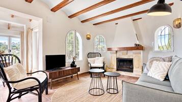 Televisión y chimenea