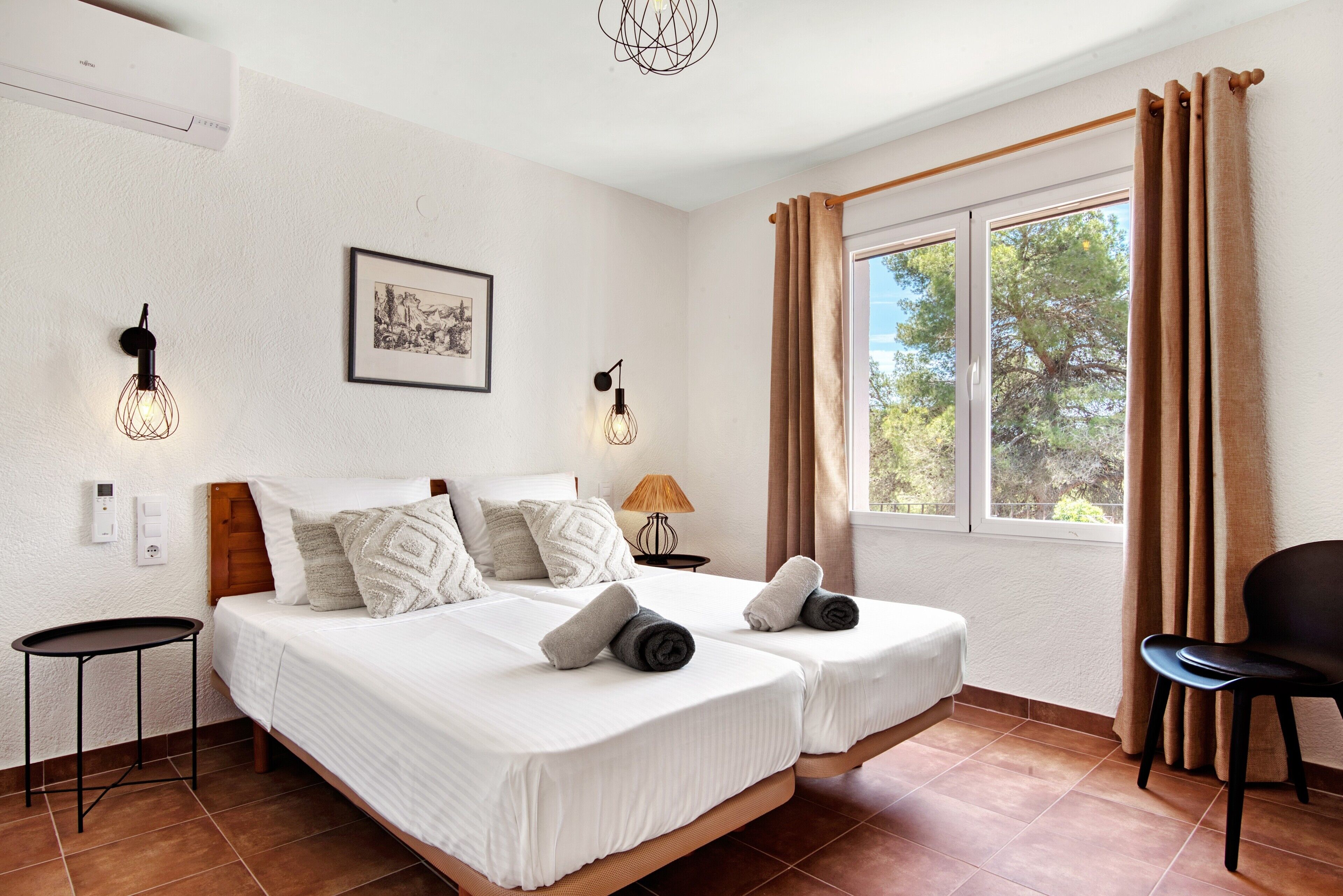 4 bedrooms, iron/ironing board, free WiFi, bed sheets