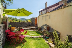 Outdoor dining - Apartment 'Sikelia Relais 2' with Mountain View, Wi-Fi and Air Conditioning (Linguaglossa)