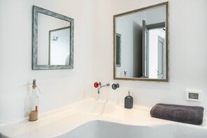 Suihku, hiustenkuivaaja, pyyhkeet