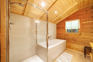 Dusche, kostenlose Toilettenartikel, Haartrockner, Handtücher