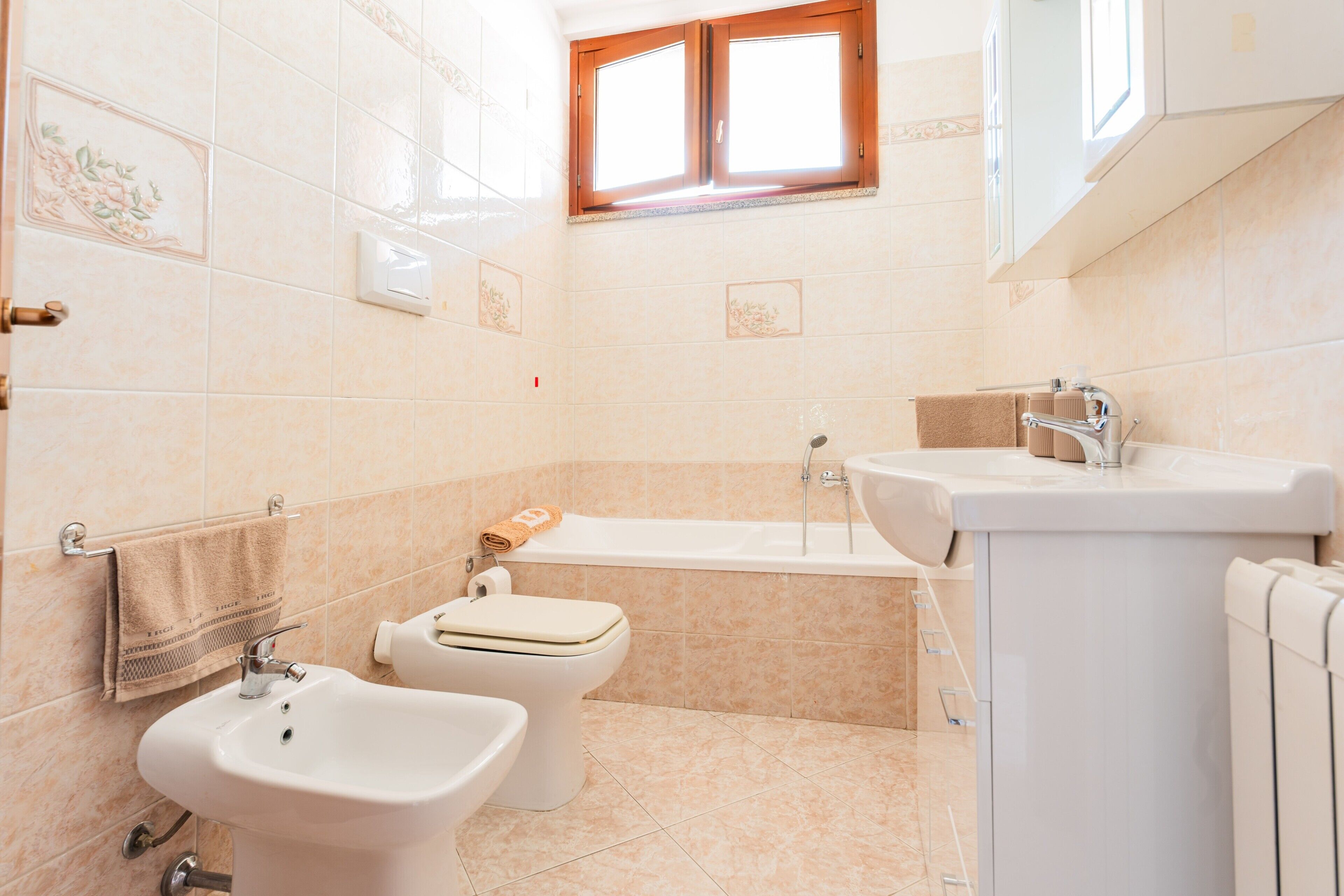 Douche, sèche-cheveux, serviettes fournies
