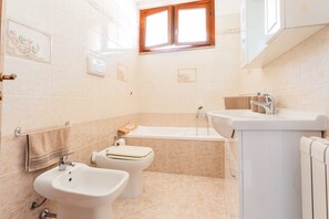 Shower, hair dryer, towels - Apartment 'Colombo Rooms' with Balcony and Air Conditioning (Sestu)