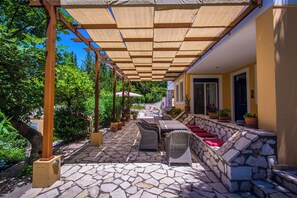 Outdoor dining - Villa 'Eleanor Geni' with Sea View, Wi-Fi and Air Conditioning (LEFKADA)