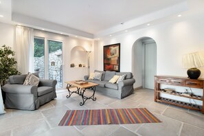 TV, caminetto, lettore DVD