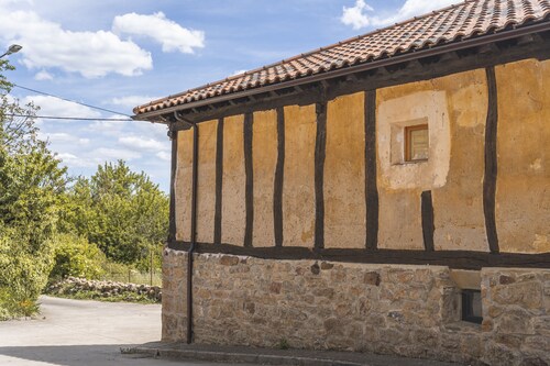 Chalet 'La Pedraja De Atapuerca' with Mountain View, Private Terrace and Private Garden