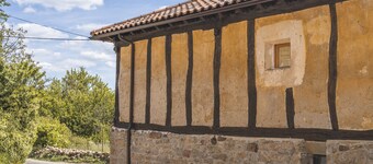 Chalet 'La Pedraja De Atapuerca' with Mountain View, Private Terrace and Private Garden