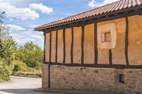 Exterior. Chalet 'La Pedraja De Atapuerca' with Mountain View, Private Terrace and Private Garden