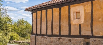 Chalet 'La Pedraja De Atapuerca' with Mountain View, Private Terrace and Private Garden