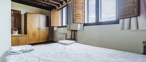 5 bedrooms, bed sheets