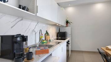 Geladeira, micro-ondas, fogão, cooktop