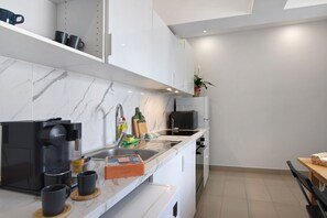 Refrigerador, microondas, horno, placa de cocina