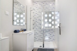 Een douche, een haardroger, handdoeken