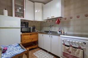 Refrigerador, horno, parrilla de estufa y cafetera y tetera 