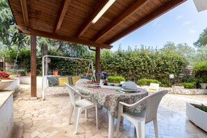 تناول الطعام بالخارج