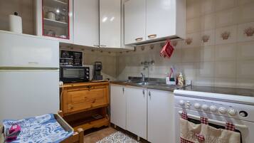 Fridge, oven, stovetop, coffee/tea maker