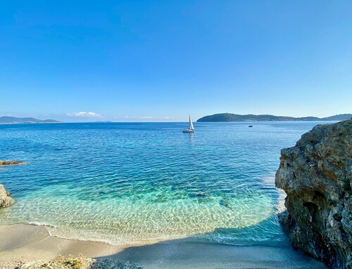 Holiday Home “Jolie Maison Proche Plage” with Pool, Mountain View and Wi-Fi