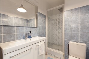 Dusche, Haartrockner, Handtücher