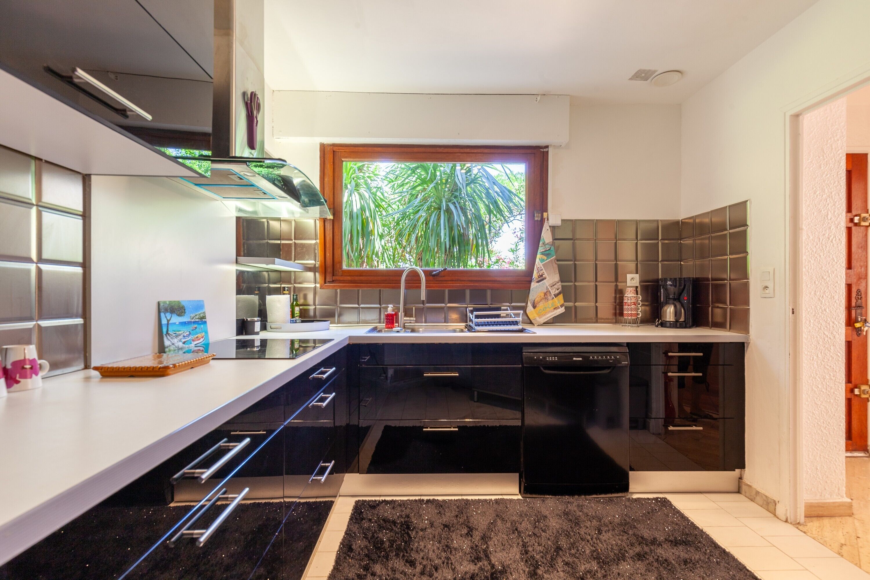 Køleskab, mikrobølgeovn, kogeplade, opvaskemaskine