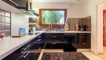 Køleskab, mikrobølgeovn, kogeplade, opvaskemaskine