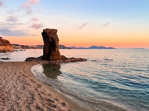 Una spiaggia nelle vicinanze