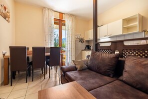 Una televisión, una mesa de tenis de mesa