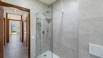 Douche, sĂšche-cheveux, serviettes fournies