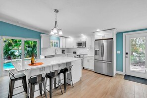 Fridge, microwave, oven, stovetop - Paradise Palms by Duncan Real Estate (Holmes Beach)