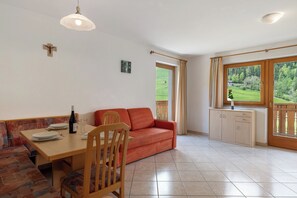 Interior - Apartment 'Wohnung 1' with Mountain View, Shared Garden and Wi-Fi (Sarentino)