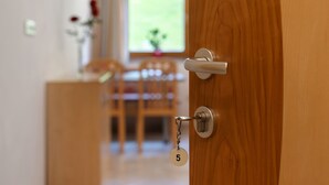 A wooden door with a keyhole and a keychain labeled '5'. - Apartment 'Bergerhof 3' with Mountain View, Shared Garden and Wi-Fi (Sarentino)