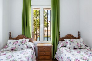3 chambres, fer et planche à repasser, Wi-Fi gratuit, draps fournis