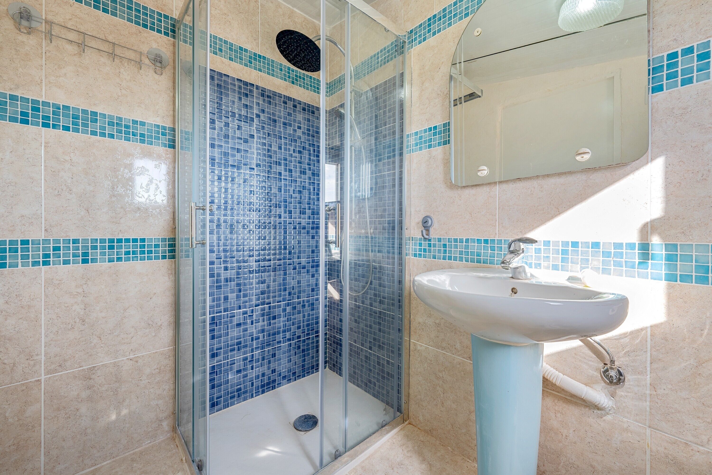 Een douche, handdoeken