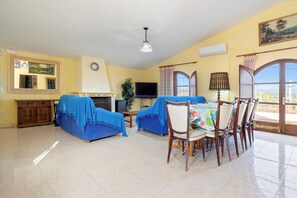 Interior - Holiday Home 'Josefina Y Tomas' with Sea Views, Wi-Fi (Tarragona)