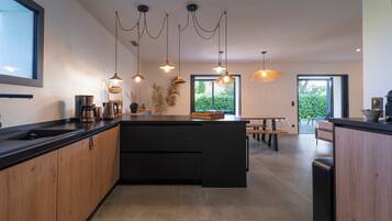 Geladeira, micro-ondas, fogão, cooktop