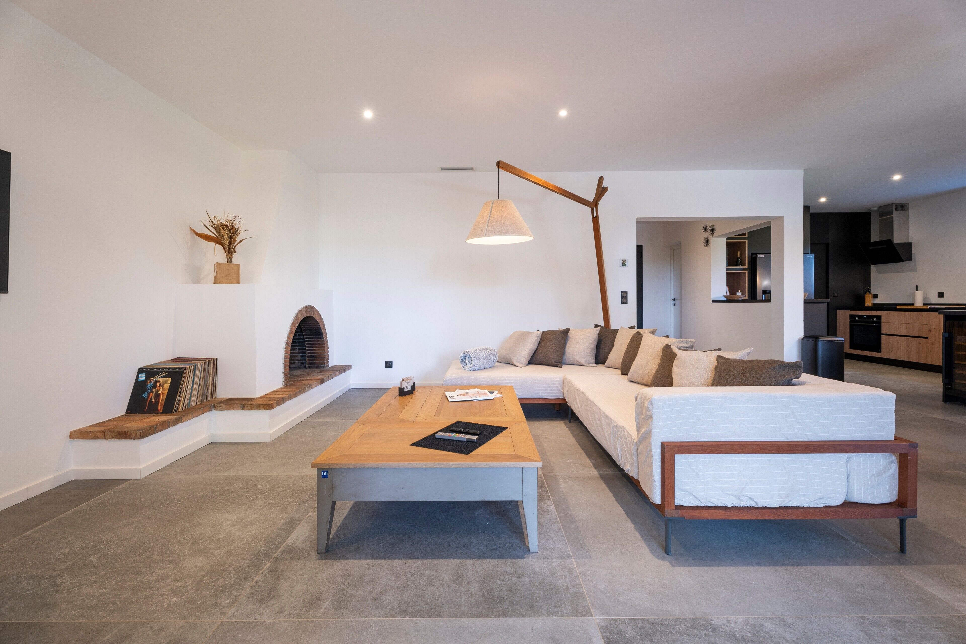 テレビ、暖炉、卓球台