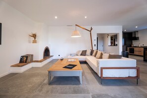 Televisio, takka, pöytätennispöytä