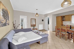 Une chambre moderne comprenant un lit, un coin repas et une cuisine.