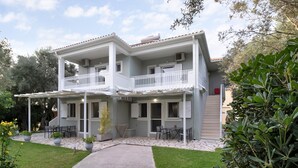 A two-story building with a covered patio, outdoor seating, and a garden. - Apartment 'Elaia  2' with Sea View, Wi-Fi and Air Conditioning (?e???da)