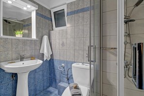 Douche, sèche-cheveux, serviettes fournies