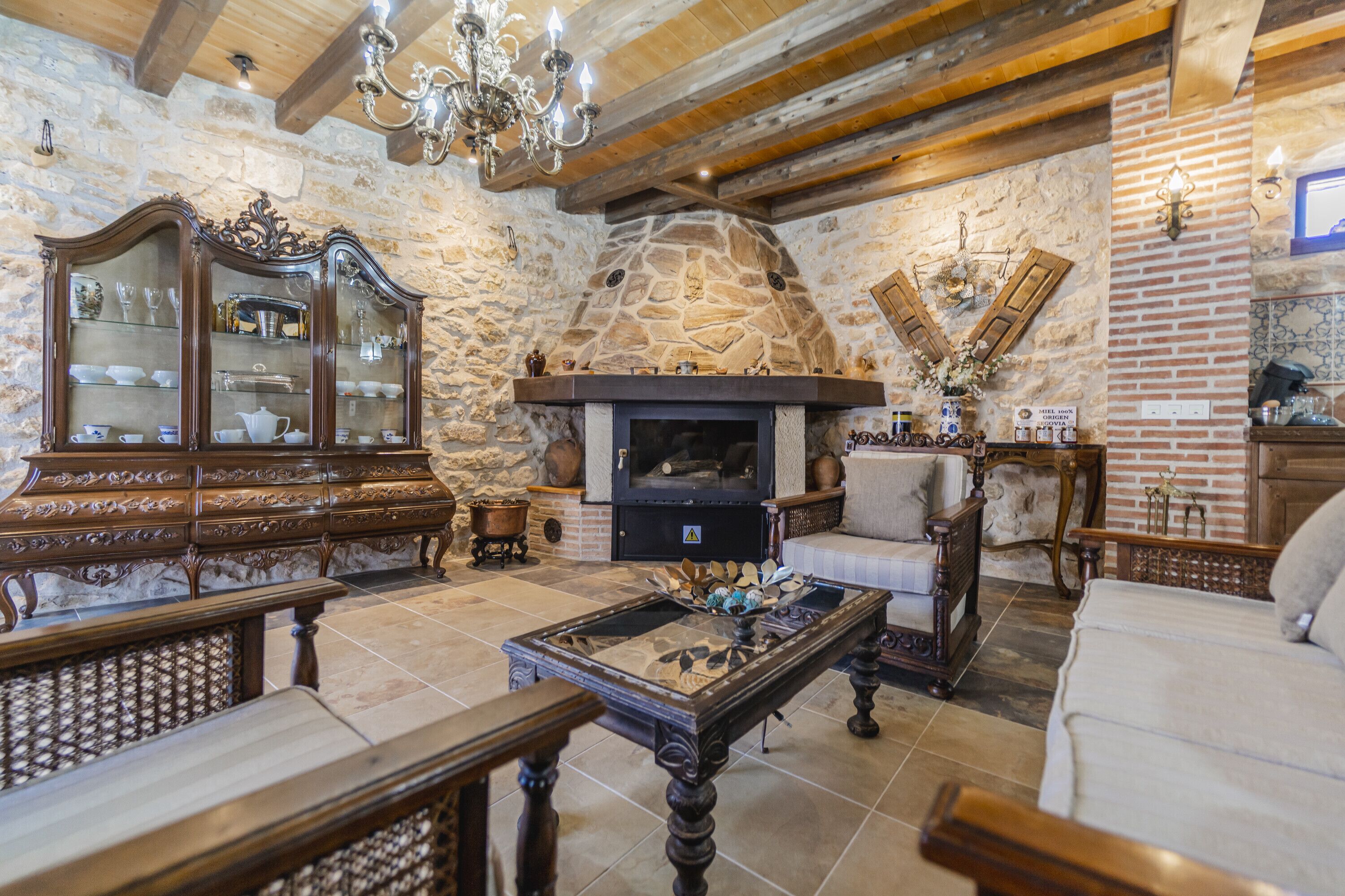 Televisión, chimenea y tenis de mesa 