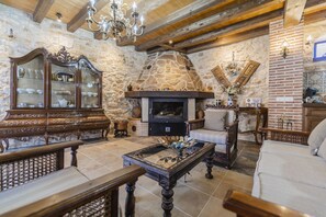 Televisie, een open haard en een tafeltennistafel