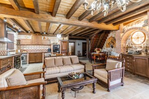 TV, fireplace, ping pong - Holiday Home 'El Rincón De Hornuez' with Mountain View, Balcony and Wi-Fi (Moral de Hornuez)